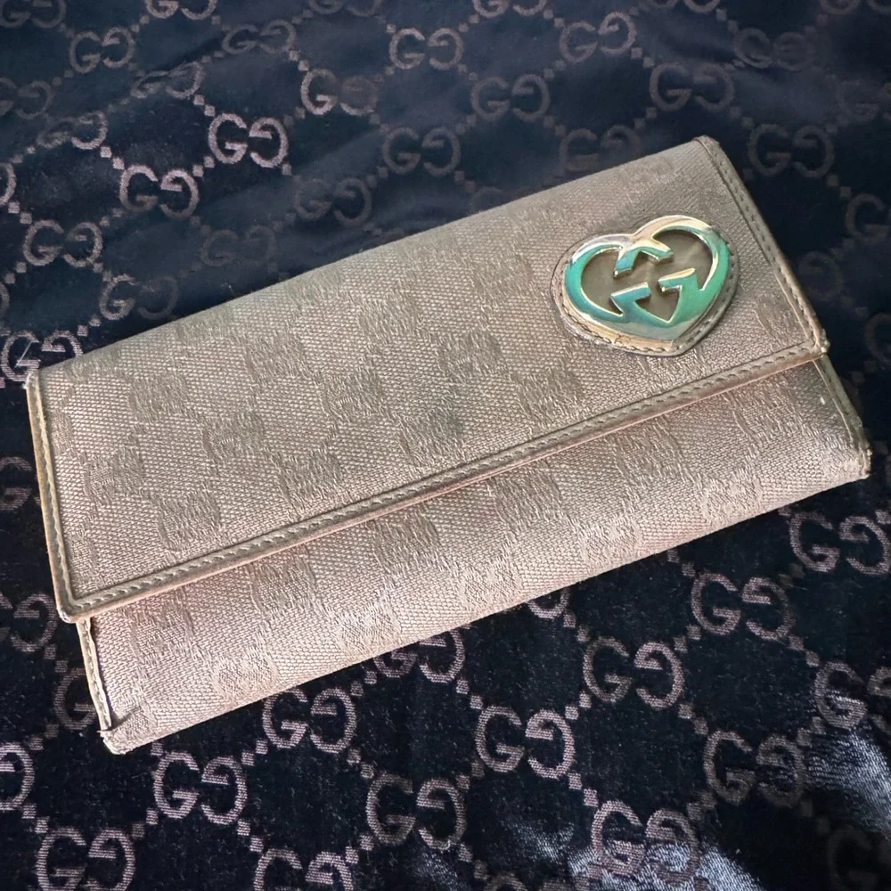 Gucci Shimmer Lovely Heart Wallet Pre-Loved - Picture 7 of 13